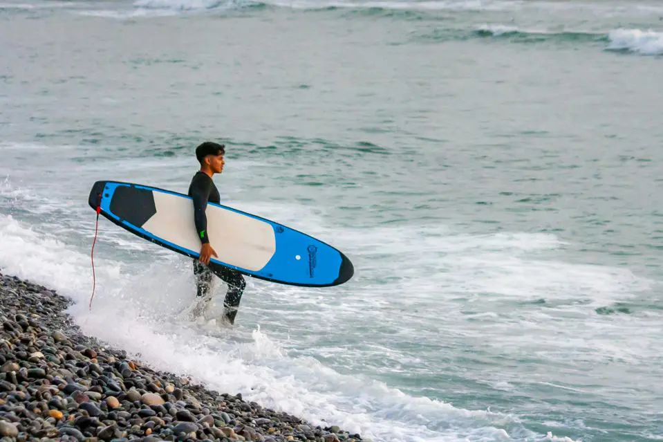Playas para surfear y tomar clases de surf en Lima